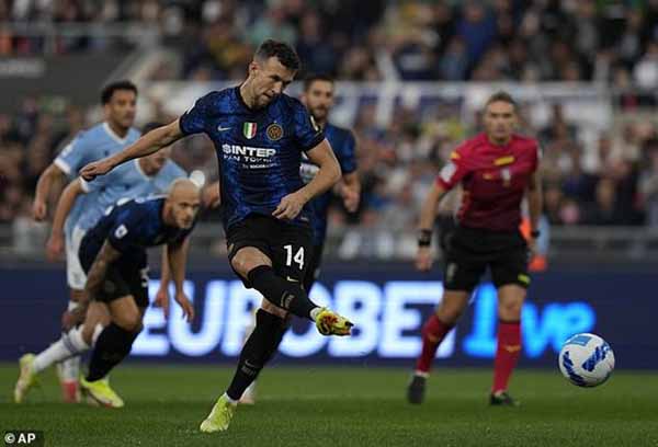 AC Milan lên đỉnh Serie A sau màn ngược dòng ngoạn mục, Inter thảm bại