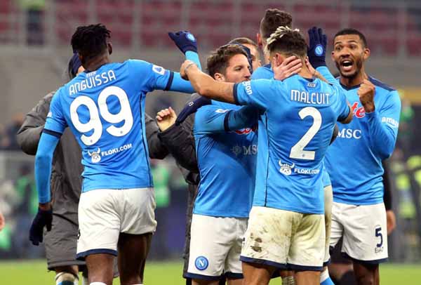 AC Milan bị đối thủ vượt mặt sau trận thua