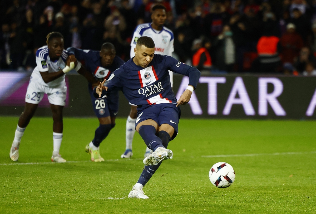 Neymar nhận thẻ đỏ, Mbappe tỏa sáng giúp PSG thắng kịch tính Strasbourg