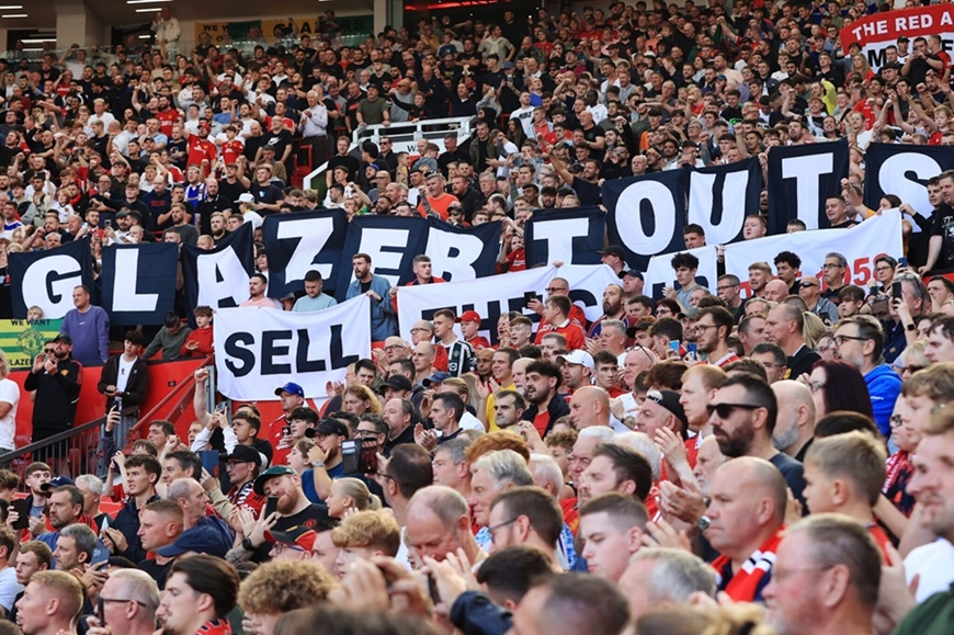 Bóng đêm vẫn bao phủ Old Trafford