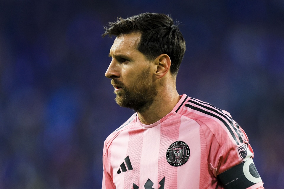Messi nới rộng khoảng cách với Ronaldo