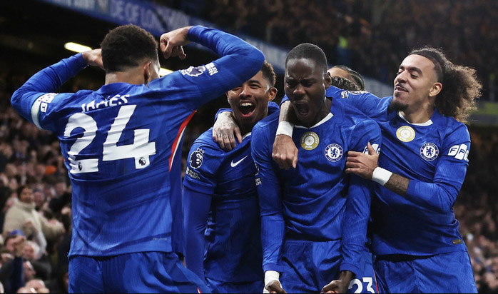Chelsea cầm hòa nghẹt thở Arsenal