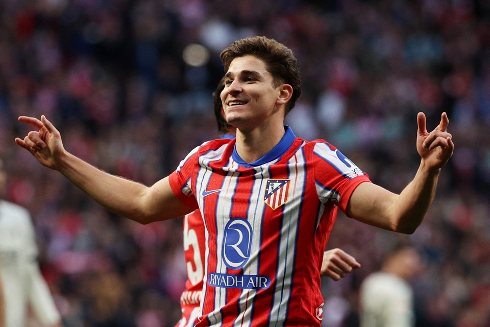Atletico Madrid chiếm ngôi đầu La Liga