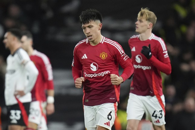 MU xác nhận tin cực dữ về Lisandro Martinez