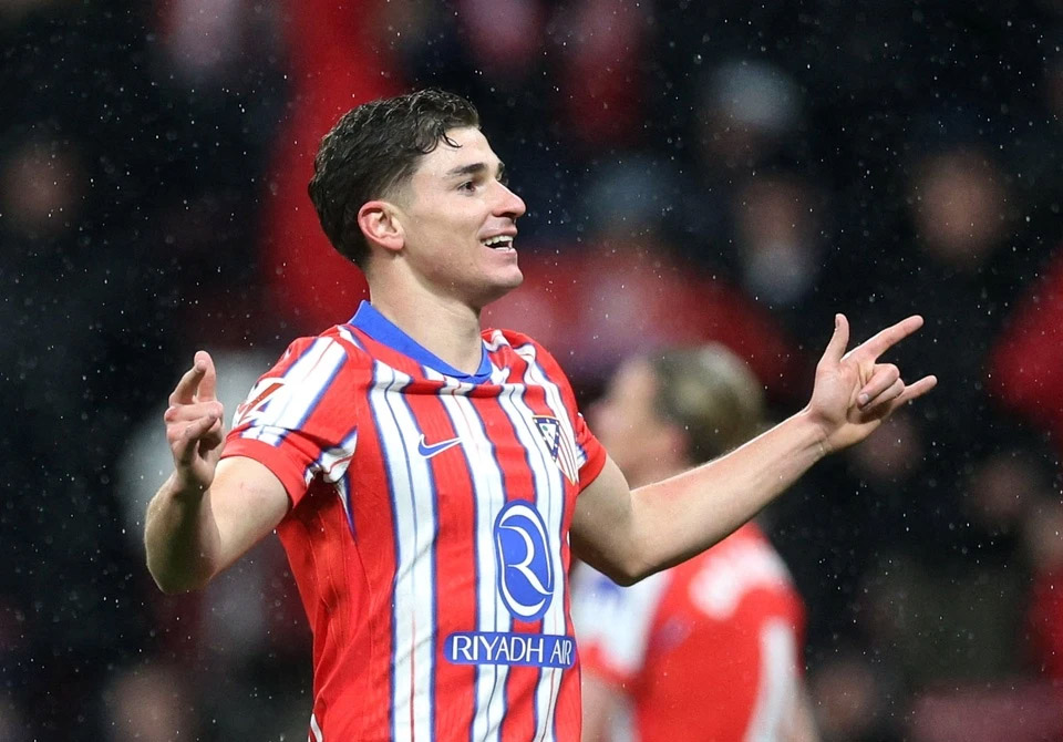 Alvarez giúp Atletico vượt Barca và Real