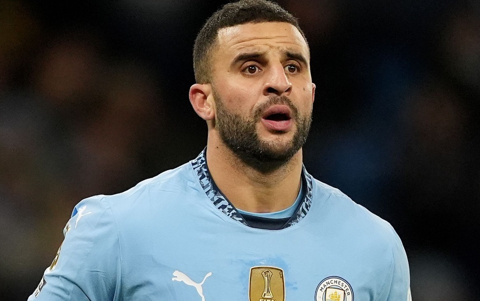 Man City bán đứt Walker